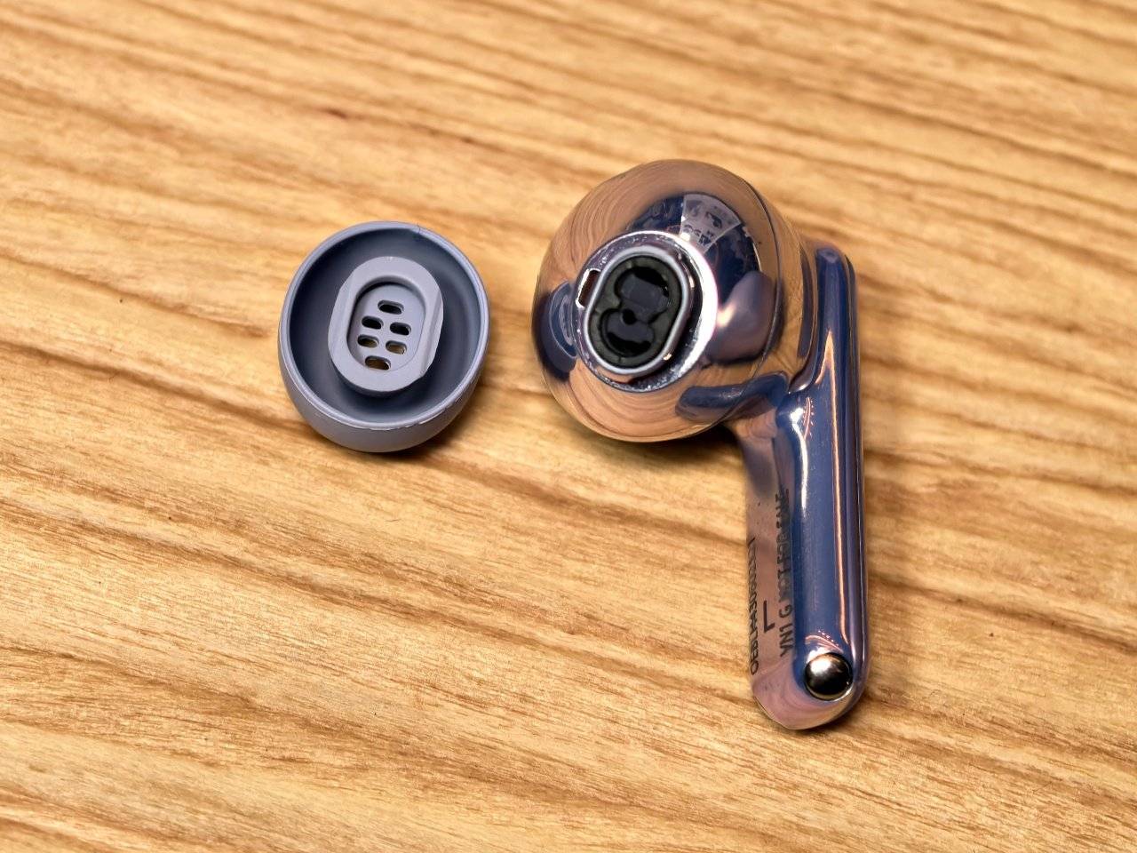HUAWEI FreeBuds 6i 外观与细节，加强低音输出、智能动态 ANC 3.0 降噪