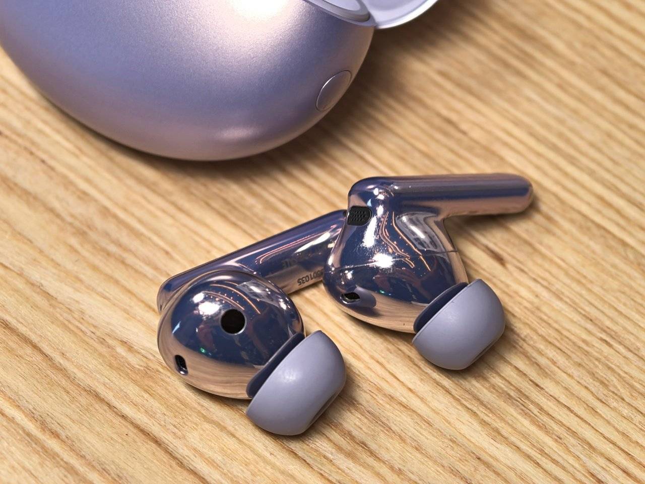 HUAWEI FreeBuds 6i 外观与细节，加强低音输出、智能动态 ANC 3.0 降噪