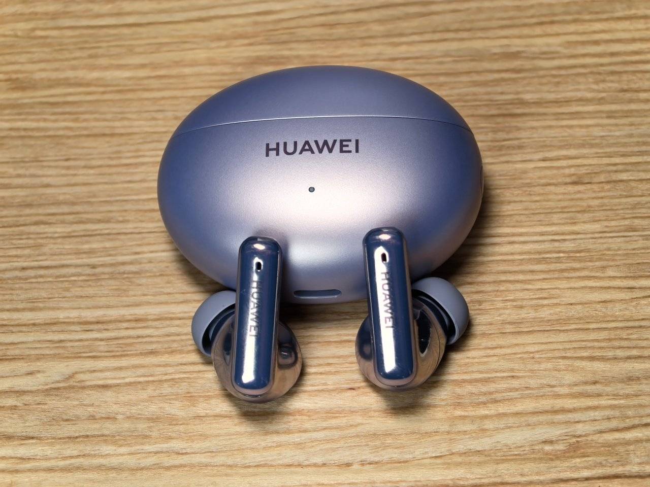 HUAWEI FreeBuds 6i 外观与细节，加强低音输出、智能动态 ANC 3.0 降噪