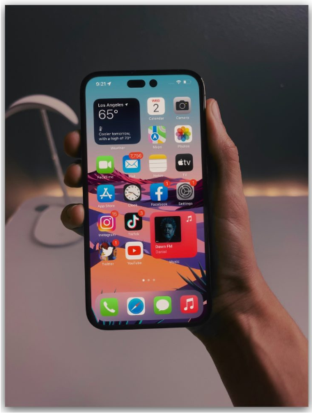 没了浏海的iPhone 14 用起来是这种感觉，这2 张实拍照你看的习惯吗？