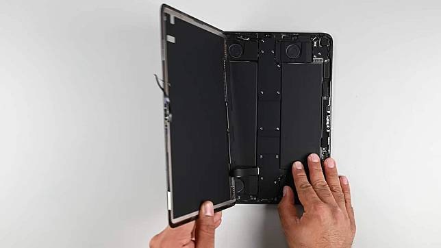 新 iPad Pro 电池超易拆 换电池比以往方便好多
