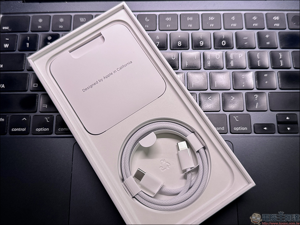 iPhone 16 Pro 首度开箱视频曝光！ 真的没有附贴纸了 - 安软网