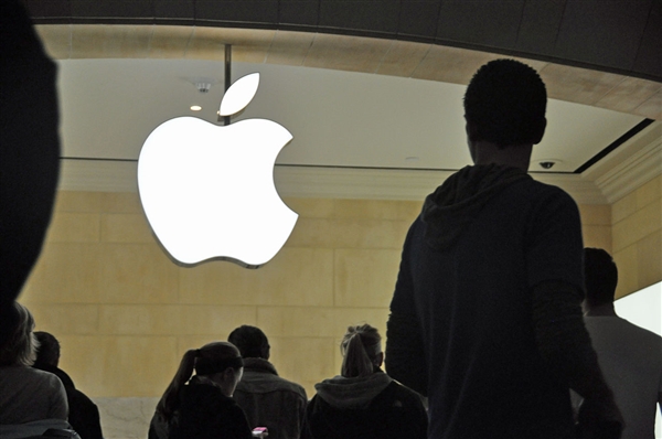 曝苹果已测试多款iPhone折叠屏原型机！但均有明显折痕 第1张