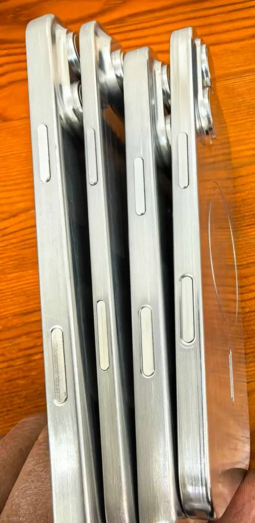 iPhone 17 Air 实机模型首度曝光 比 Pro 几乎薄了一半