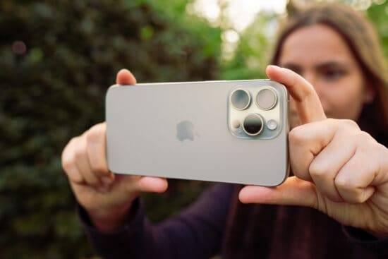 据测苹果iOS18系统大幅提升续航能力，iPhone15ProMax续航力比iOS17系统播片多1小时 第1张