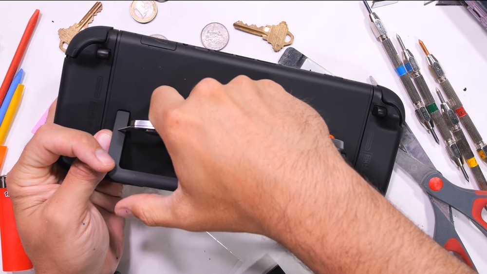 Nintendo Switch 2 暴力测试来了！ 屏幕容易刮伤、Joy-Con 大力扯掉也不会损坏 - 安软网