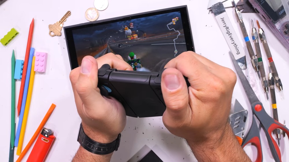 Nintendo Switch 2 暴力测试来了！ 屏幕容易刮伤、Joy-Con 大力扯掉也不会损坏 - 安软网