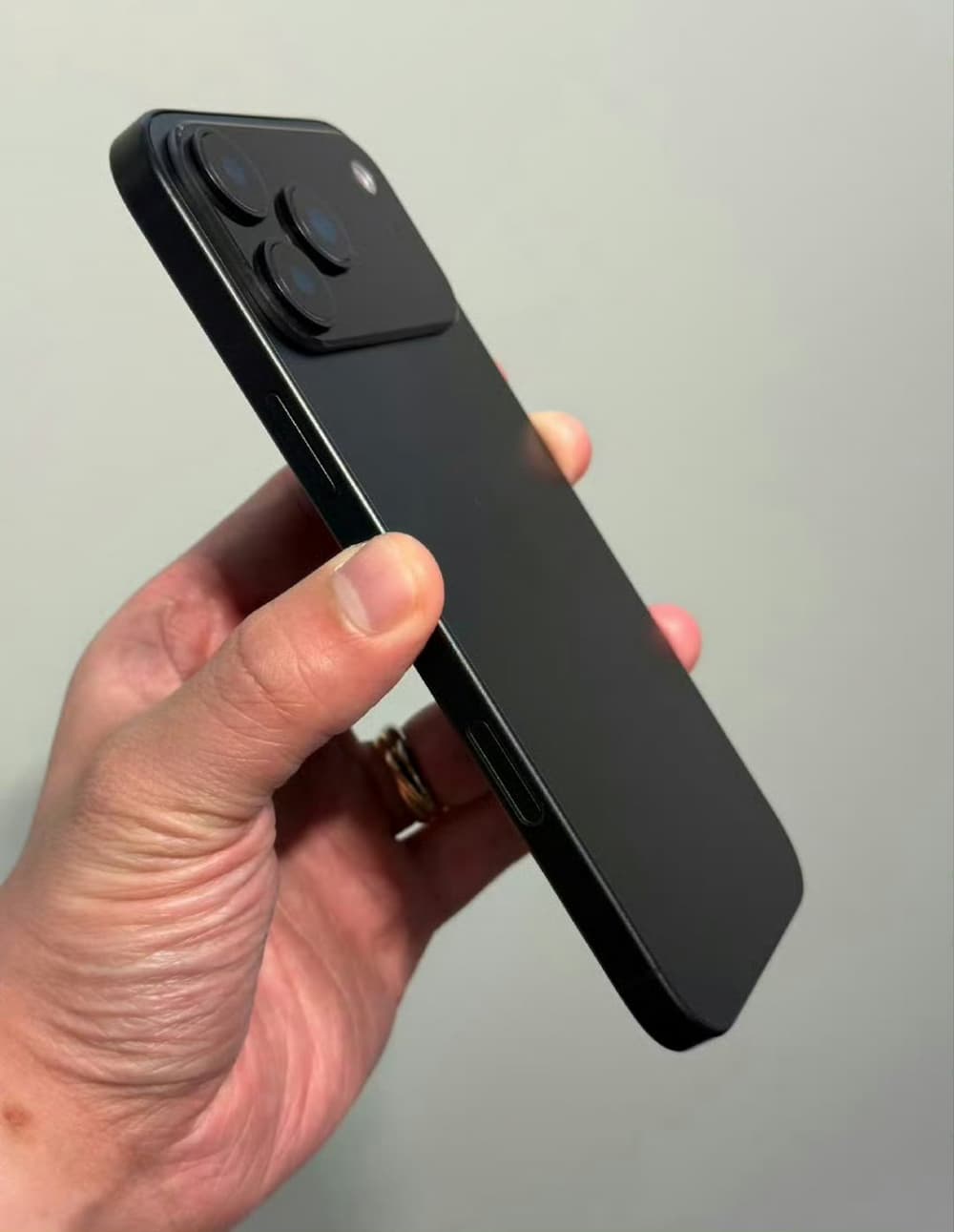 通过iPhone 17 Pro Max厚度取舍，换来续航力进化